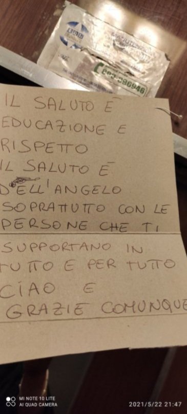 MariannaCardini's tweet photo. Biglietto lasciato nell'ascensore di casa di Can! Loro tacciano lui di mancanza di rispetto ed educazione?!?Se non fossi incaxxata con queste stalkers, sarebbe da mettersi a ridere a crepapelle! Gli stazionano perfino nell'androne di casa e redarguiscono lui! È il colmo!#CanYaman https://t.co/uh498ze8Ya