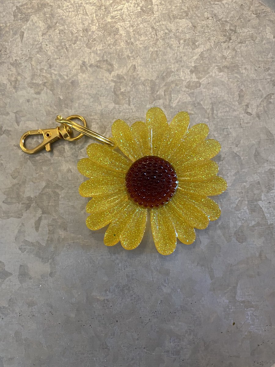 FarmImpressions's tweet photo. It’s been a sunflower themed weekend! Sunflower keychains made their way to the shop this weekend! https://t.co/kTYtA66i1J