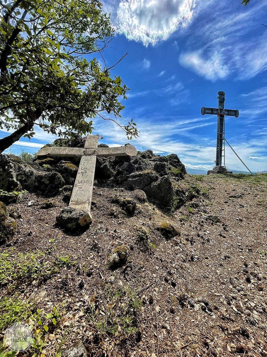 natourarte_info's tweet photo. Un mostro a quattro braccia e testa di leone viveva a #Roccacasale. Lanciava palle di fuoco dalla bocca! Il popolo così realizzò una grande croce e la pose sul #MonteDellaRocca. Il mostro sparì e il luogo da allora fu chiamato "La Crocella"
#leggendepopolari #majellanationalpark https://t.co/OsxJV8HvqS