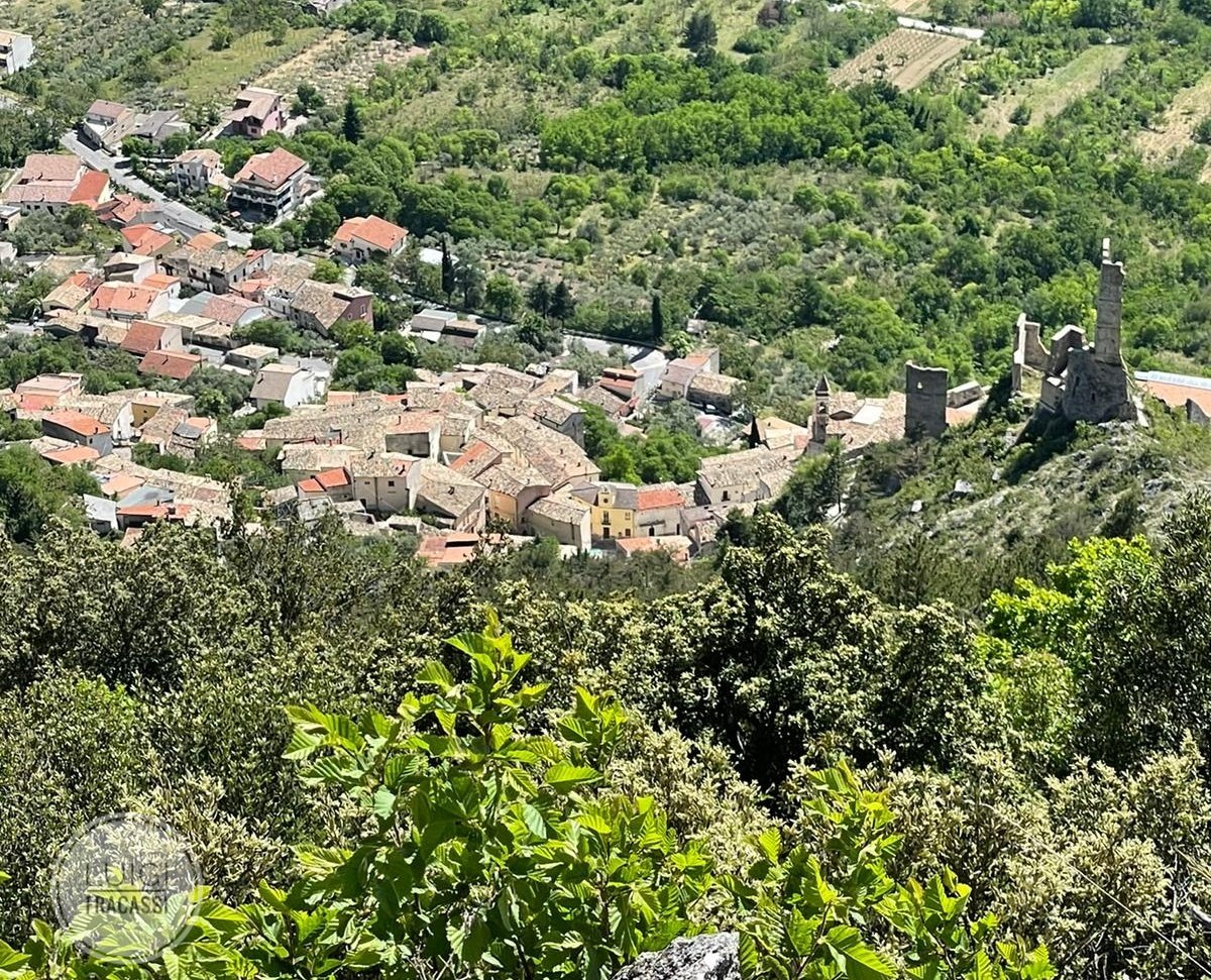 natourarte_info's tweet photo. Un mostro a quattro braccia e testa di leone viveva a #Roccacasale. Lanciava palle di fuoco dalla bocca! Il popolo così realizzò una grande croce e la pose sul #MonteDellaRocca. Il mostro sparì e il luogo da allora fu chiamato "La Crocella"
#leggendepopolari #majellanationalpark https://t.co/OsxJV8HvqS