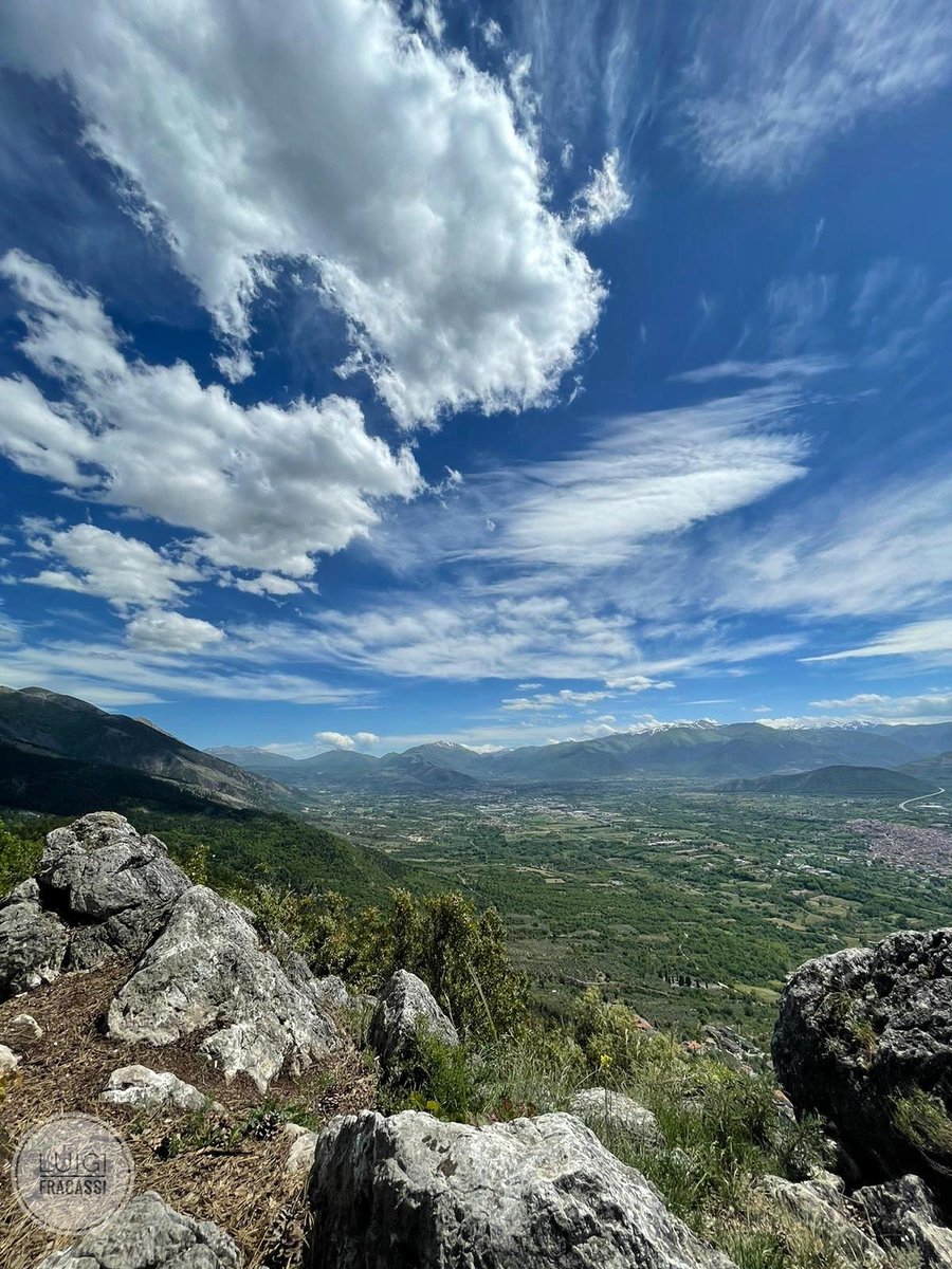 natourarte_info's tweet photo. Un mostro a quattro braccia e testa di leone viveva a #Roccacasale. Lanciava palle di fuoco dalla bocca! Il popolo così realizzò una grande croce e la pose sul #MonteDellaRocca. Il mostro sparì e il luogo da allora fu chiamato "La Crocella"
#leggendepopolari #majellanationalpark https://t.co/OsxJV8HvqS