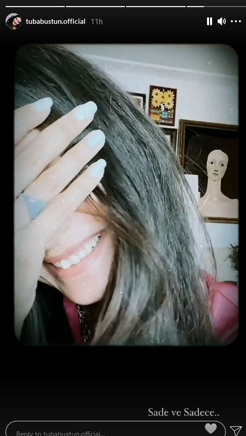 _denizsever's tweet photo. She smiles cause she knows you won't get her messages, so let me give you a hint:
"Sade ve sadece" - "Simply simple" is for those who like making shop edits, that are not welcomed by Tuba herself. Tuba likes herself simply simple way!

#TubaBüyüküstün #SadeveSadece #SimplySimple https://t.co/9CXniqiSCB