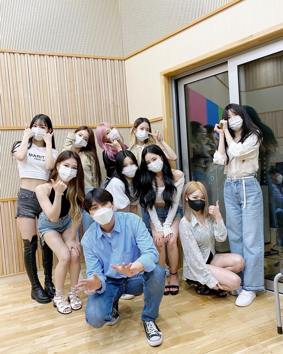 hayongfromis's tweet photo. don't worry, we wore our mask when we took pictures together! 😷 https://t.co/nfwfT3oIJh