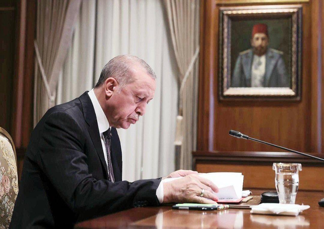 mmunat's tweet photo. “Yağmur düştü yolumuza, dolu, kar vurdu, 
Yiğit yiğide yanaşmak, yine kâr oldu, yine kâr oldu
Gönül gönüle değince, yol mu dayanır hey dost, yol mu dayanır
Gönül gönüle değince, yol mu dayanır hey dost, yol mu dayanır.” 

Senin yanında dik duracağız Reis.

#ErdoğanlaBirlikteyiz https://t.co/4tV3kLoR1c