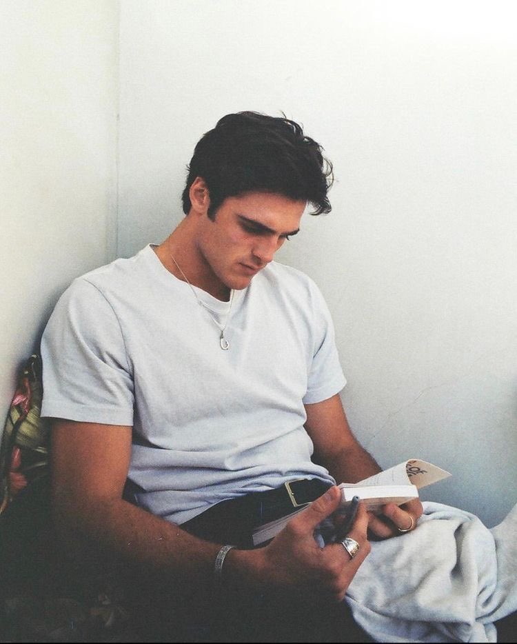jacobwinterx's tweet photo. Parece que estou lendo um livro legal, mas na realidade estava escrevendo quantas vezes meu pai me chamou de paspalhão, um livro todo. 😎 https://t.co/PkJKYhj2DA