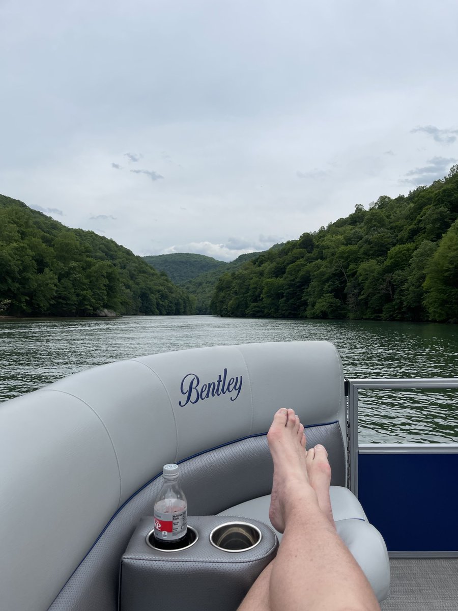 LerfaldNate's tweet image. Therapy and antidepressants are great but have you spent time on a lake #laketherapy