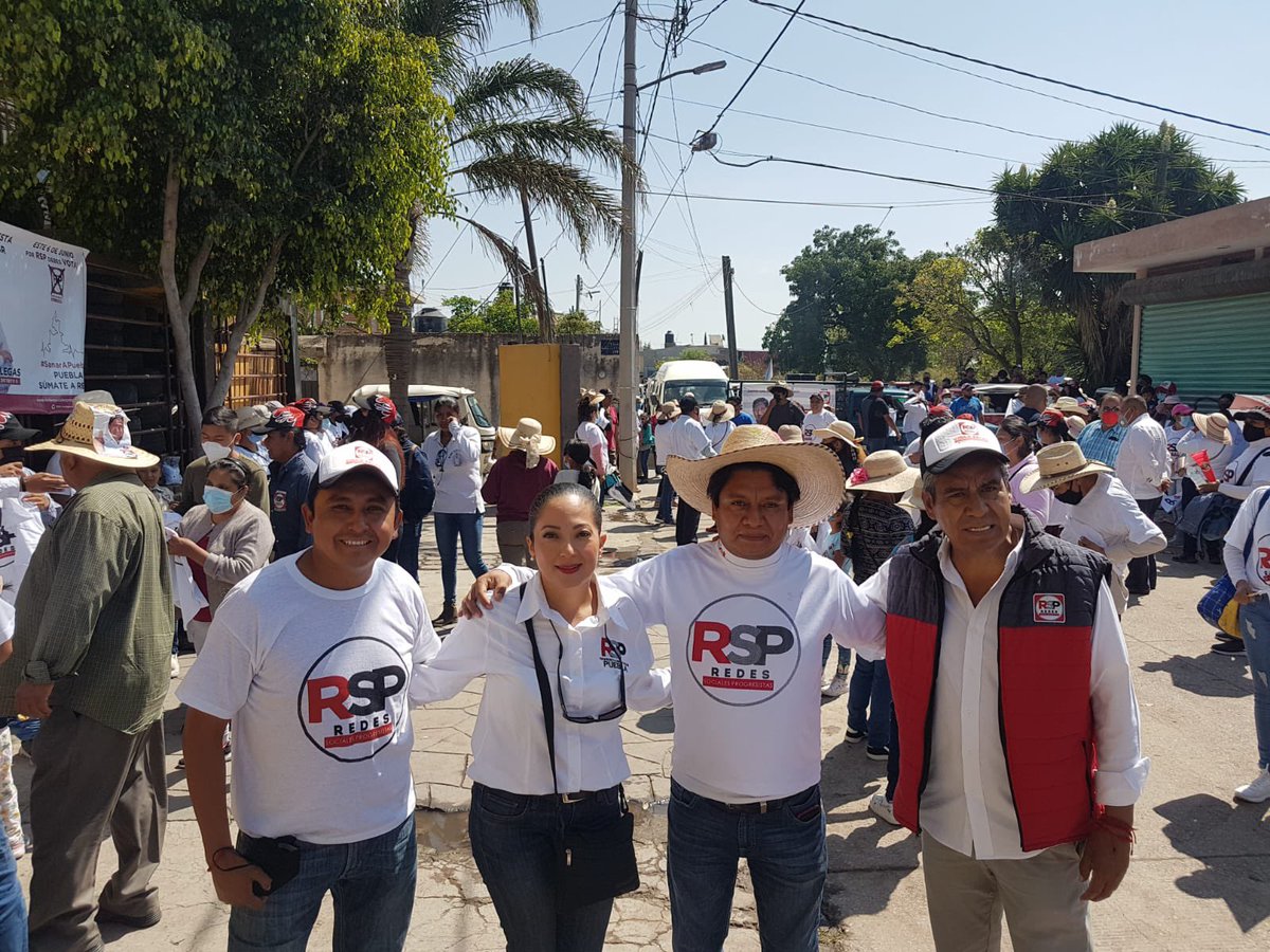 CiriloSalasH's tweet photo. Regresar a casa, #Coronango, saludar a los que fueron mis alumnos y ver que hacen comunidad RSP me llena de vida, Demetrio Romero, próximo Presidente Municipal.
#VotaRSP
#HaciendoComunidad
#LaFuerzaDelProgreso
#ProfeCirilo https://t.co/54LDMkU83q