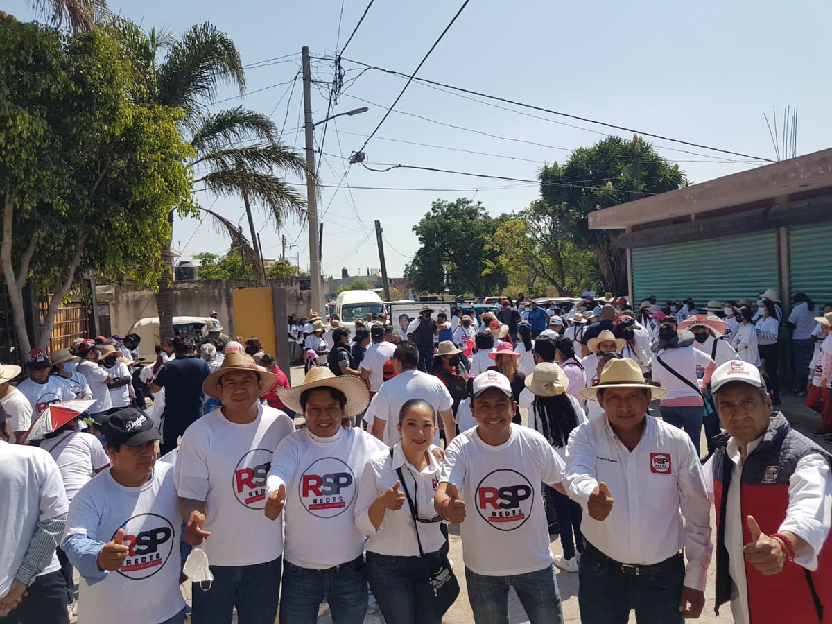 CiriloSalasH's tweet photo. Regresar a casa, #Coronango, saludar a los que fueron mis alumnos y ver que hacen comunidad RSP me llena de vida, Demetrio Romero, próximo Presidente Municipal.
#VotaRSP
#HaciendoComunidad
#LaFuerzaDelProgreso
#ProfeCirilo https://t.co/54LDMkU83q