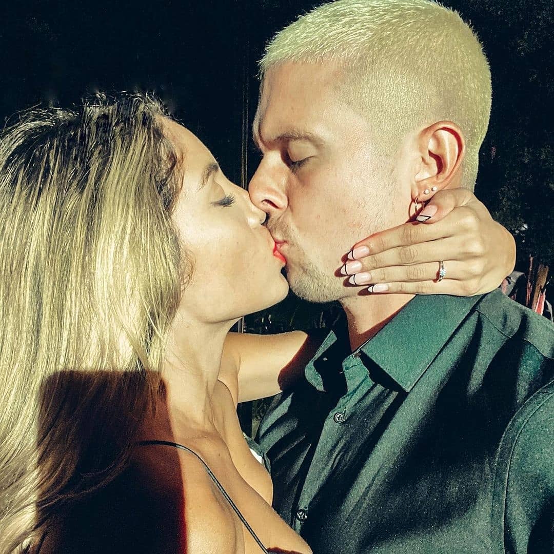 elcuaracom's tweet image. ¡Bomba! La boda más esperada viene en camino después de 5 años de ahorrar la platita necesaria para algo humilde.

Los influencers famosos y ex funcionarios responsables #Delany y #PaulMcDonald se casan, ayer le pidieron la mano en Miami después de vacunarse.

¡QUE BONITO!
😩❤🔥