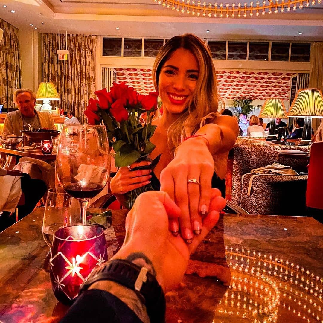 elcuaracom's tweet image. ¡Bomba! La boda más esperada viene en camino después de 5 años de ahorrar la platita necesaria para algo humilde.

Los influencers famosos y ex funcionarios responsables #Delany y #PaulMcDonald se casan, ayer le pidieron la mano en Miami después de vacunarse.

¡QUE BONITO!
😩❤🔥