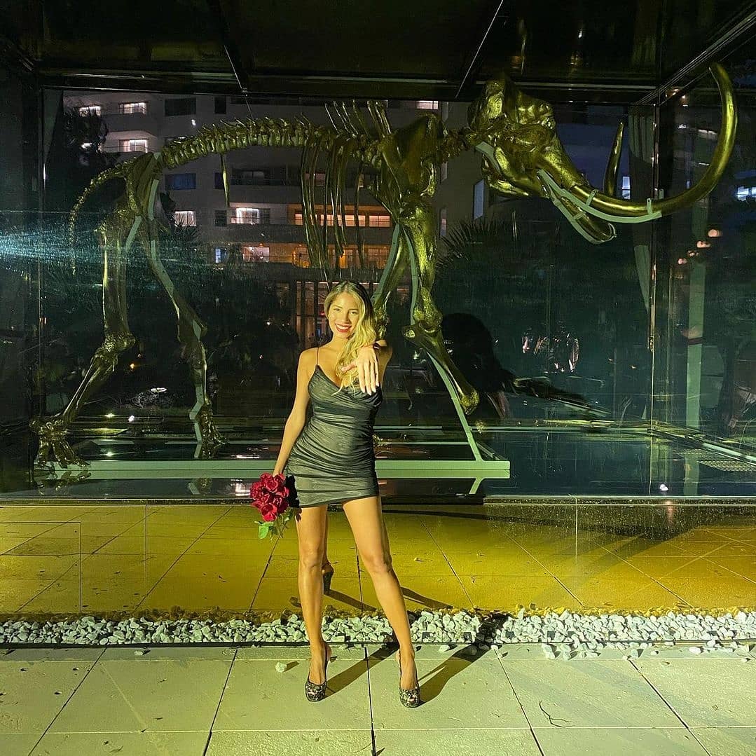 elcuaracom's tweet image. ¡Bomba! La boda más esperada viene en camino después de 5 años de ahorrar la platita necesaria para algo humilde.

Los influencers famosos y ex funcionarios responsables #Delany y #PaulMcDonald se casan, ayer le pidieron la mano en Miami después de vacunarse.

¡QUE BONITO!
😩❤🔥