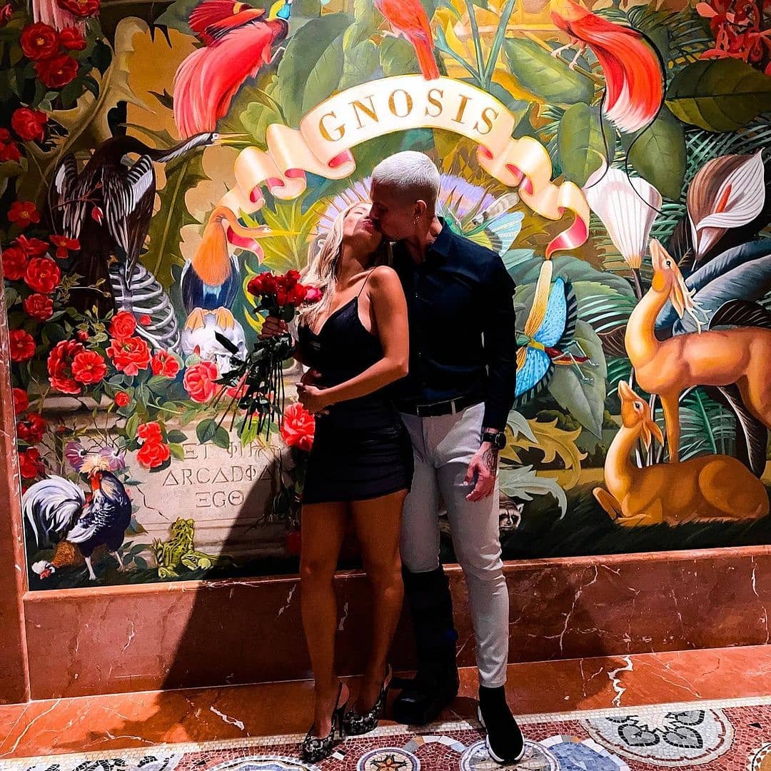 elcuaracom's tweet image. ¡Bomba! La boda más esperada viene en camino después de 5 años de ahorrar la platita necesaria para algo humilde.

Los influencers famosos y ex funcionarios responsables #Delany y #PaulMcDonald se casan, ayer le pidieron la mano en Miami después de vacunarse.

¡QUE BONITO!
😩❤🔥