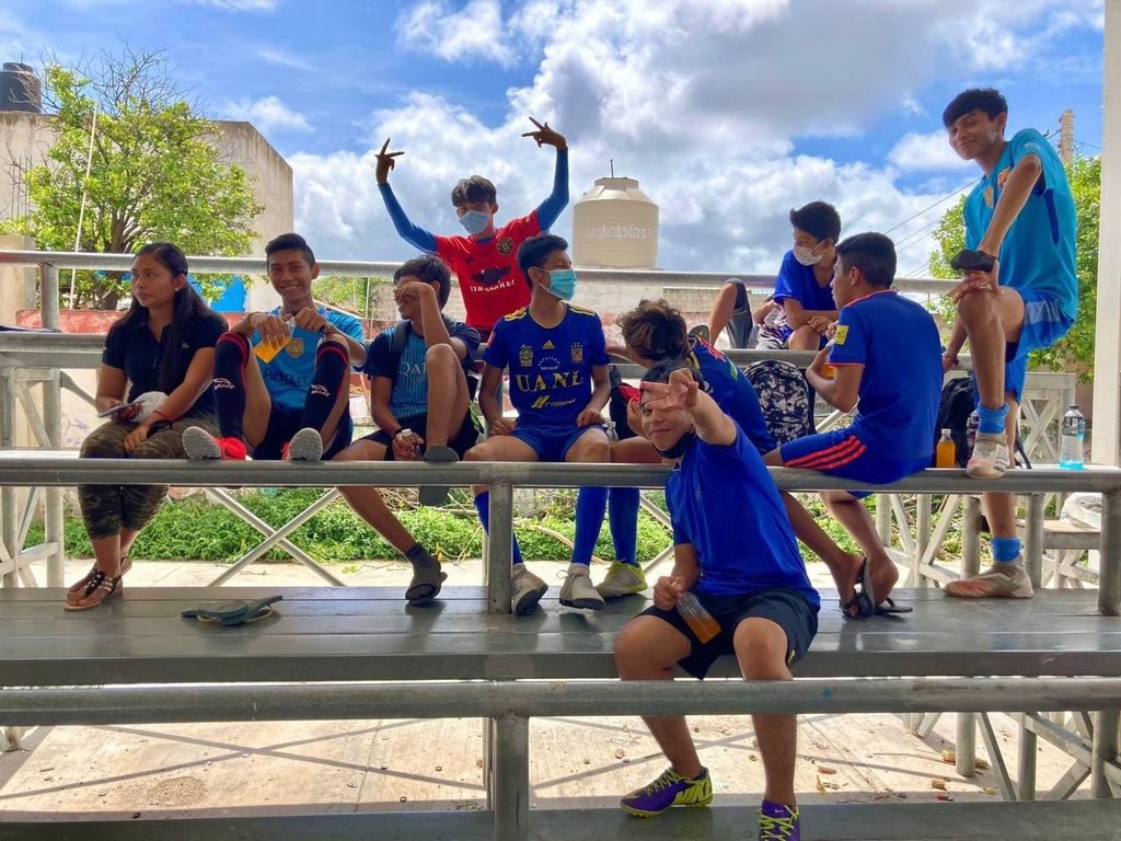jhogol's tweet photo. ¡Se armaron las retas! ⚽️
Gracias a mis amigos de @AccionJuvenil #Campeche, por invitarme al torneo relámpago de fútbol. Apoyar el deporte es una de las acciones que sin duda impulsaremos.👊
🔵🔴🟡 ¡Gran domingo!
#DistritoDePrimera
#VaXElPrimerDistrito
#VaXCampeche https://t.co/JWyO42nQ9H