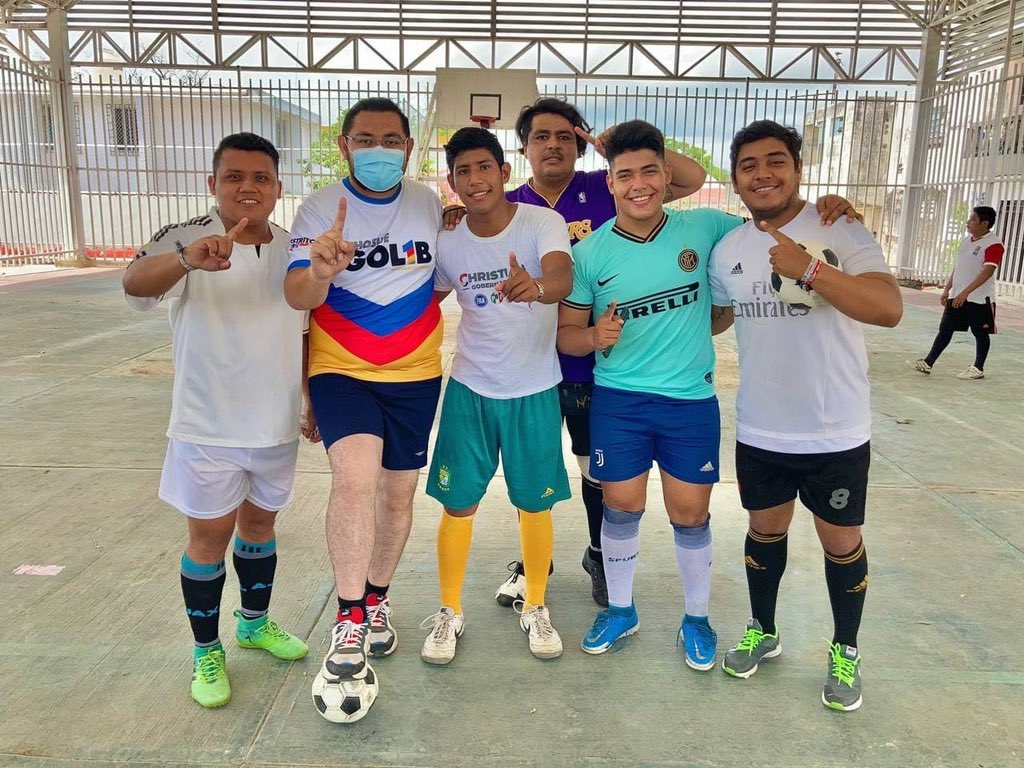 jhogol's tweet photo. ¡Se armaron las retas! ⚽️
Gracias a mis amigos de @AccionJuvenil #Campeche, por invitarme al torneo relámpago de fútbol. Apoyar el deporte es una de las acciones que sin duda impulsaremos.👊
🔵🔴🟡 ¡Gran domingo!
#DistritoDePrimera
#VaXElPrimerDistrito
#VaXCampeche https://t.co/JWyO42nQ9H