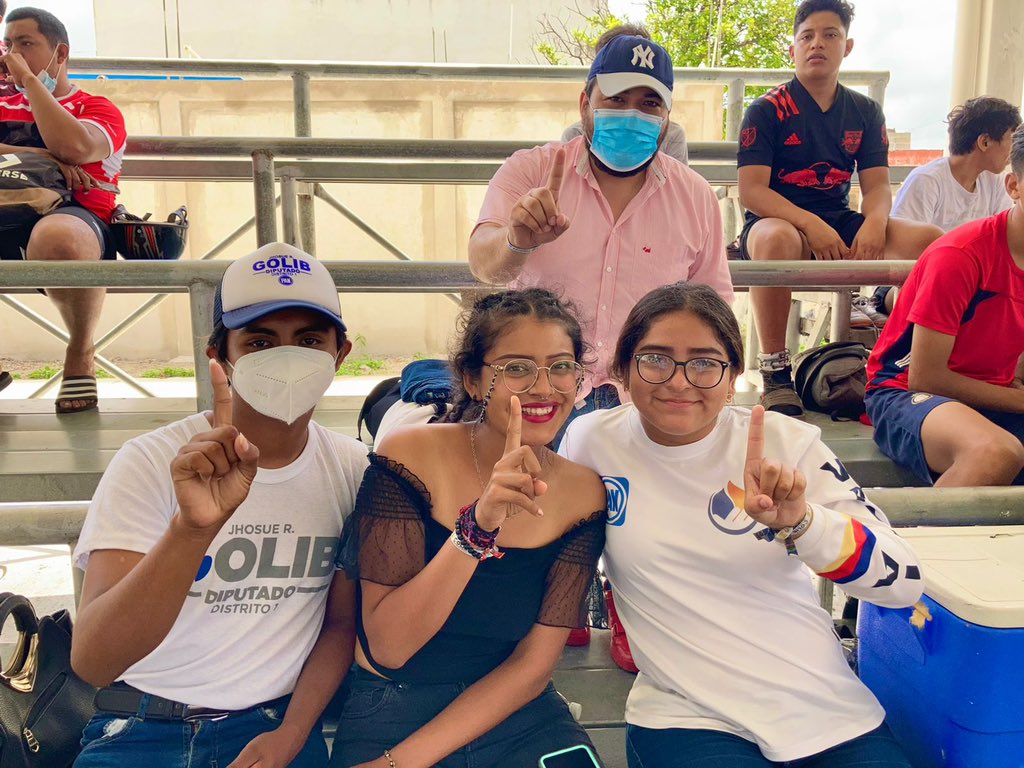 jhogol's tweet photo. ¡Se armaron las retas! ⚽️
Gracias a mis amigos de @AccionJuvenil #Campeche, por invitarme al torneo relámpago de fútbol. Apoyar el deporte es una de las acciones que sin duda impulsaremos.👊
🔵🔴🟡 ¡Gran domingo!
#DistritoDePrimera
#VaXElPrimerDistrito
#VaXCampeche https://t.co/JWyO42nQ9H