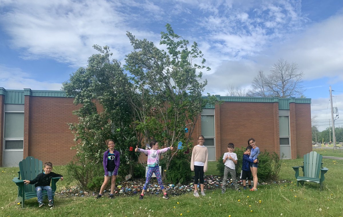StPhilipOCSB's tweet photo. Happiness is seeing these Falcons and their friends as they popped by the garden. Go Be Kind Falcons. https://t.co/I0IZEfUIPX