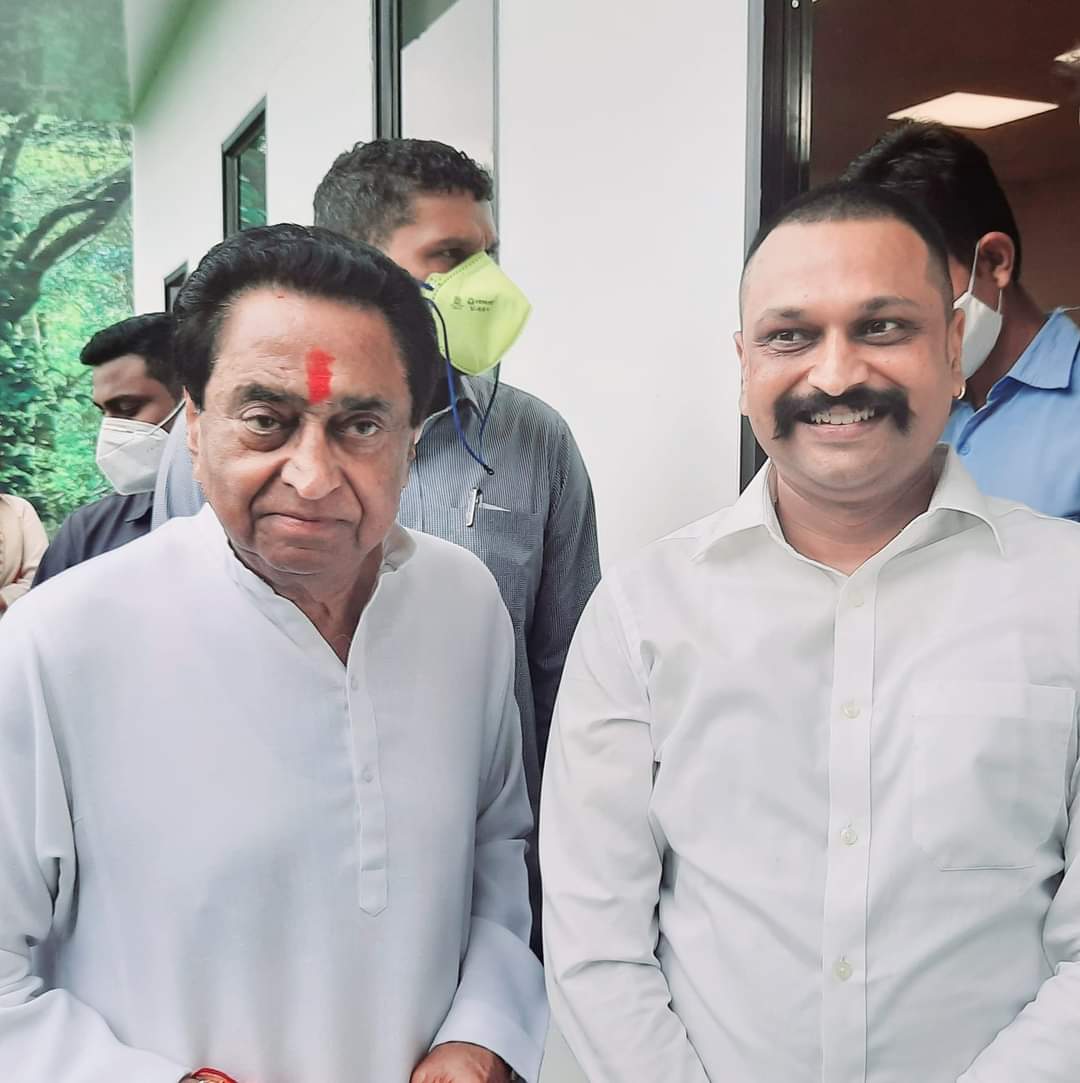 abhinavmaddy's tweet image. झूठ महलों मै है, सच सड़को पर है और हकीकत गंगा मै बह रही है, हम कांग्रेस के लोग पहले भी जनता के साथ थे, और आगे भी इस तानाशाह सरकार के खिलाफ लड़ेगे
#standwithkamalnath 
#standwithcongress 
न एफआईआर से डरेंगे न जेल से 👍
जनता के लिए लड़ेगे और मरेंगे🙏