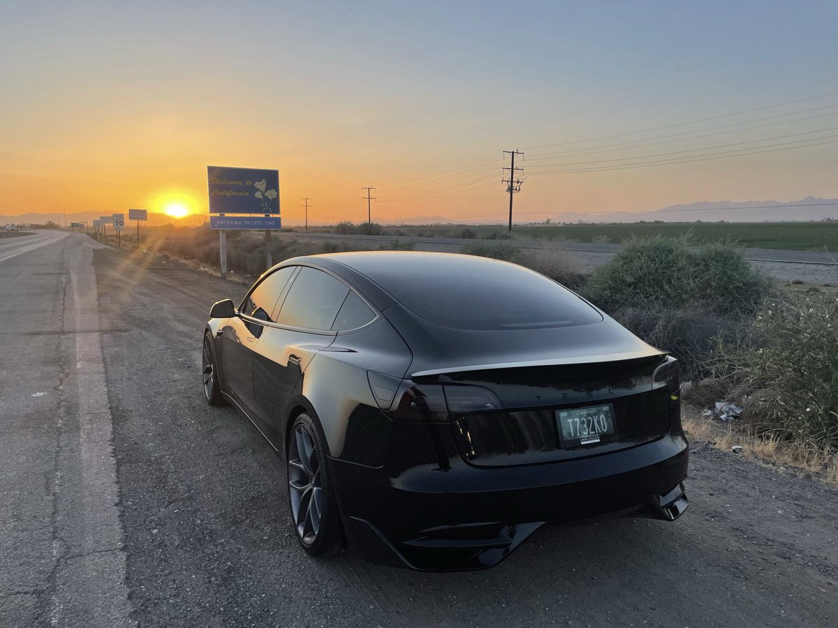 BLKMDL3's tweet photo. So awesome how I can do anything with this car. I take it on tons of road trips, haul the dogs, take it to the track and take it skiing, racing, surfing and hiking. This car does it all. #Tesla #Model3 @elonmusk @Tesla https://t.co/wslpI011PB