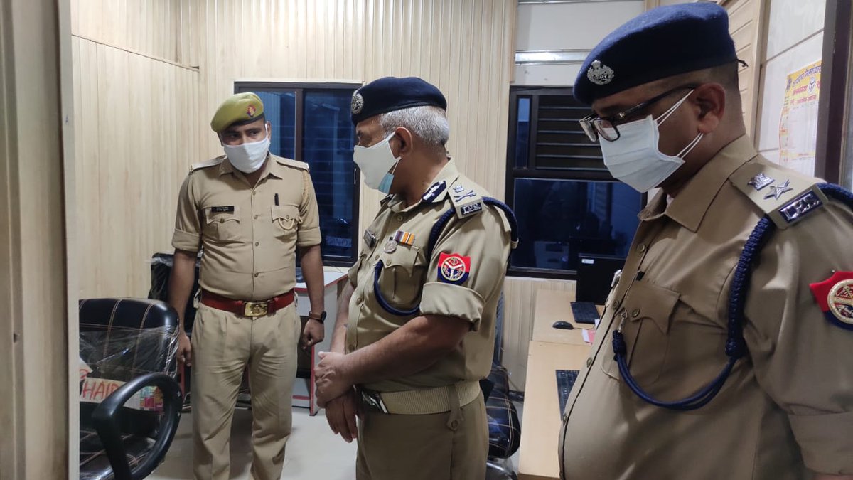 mahobapolice's tweet photo. ADG @PremPrakashIPS द्वारा जनपद भ्रमण के दौरान थाना कोतवाली महोबा का निरीक्षण किया गया एवं राजपत्रित अधिकारियों के साथ कानून एवं व्यवस्था संबंधित समीक्षा की गई साथ ही कोरोना कर्फ्यू व #कोविड19 गाइडलाइंस का पालन कराने हेतु संबंधित को निर्देशित किया गया । 

@Uppolice #StayHome https://t.co/u38RzZiiLu