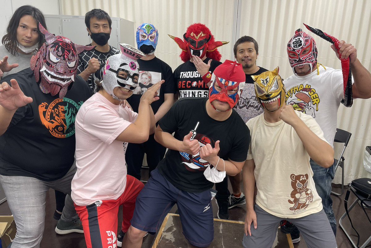 木村花ちゃんイベントで、こんなに沖縄プロレス勢が集まった！
花ちゃん、ありがとう！
仲間の集結は嬉しい。
キジムナーとマングースは沖縄から。
キジムナーは、いつも会う時には律儀にお土産を持って来てくれる。
お返しに数名とソーシャルを守り遅目のランチを。
マスクは撮影時だけ外してます。