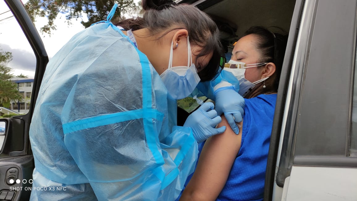 Con inmensa alegría debo decirles que hemos logrado nuestro objetivo institucional. ¡Hoy se vacunan nuestros servidores universitarios!

La <a href="/UNLoficial/">Universidad Nacional de Loja</a> ha aportado a la contención de la pandemia, tanto en primera línea como también en distintos espacios.
