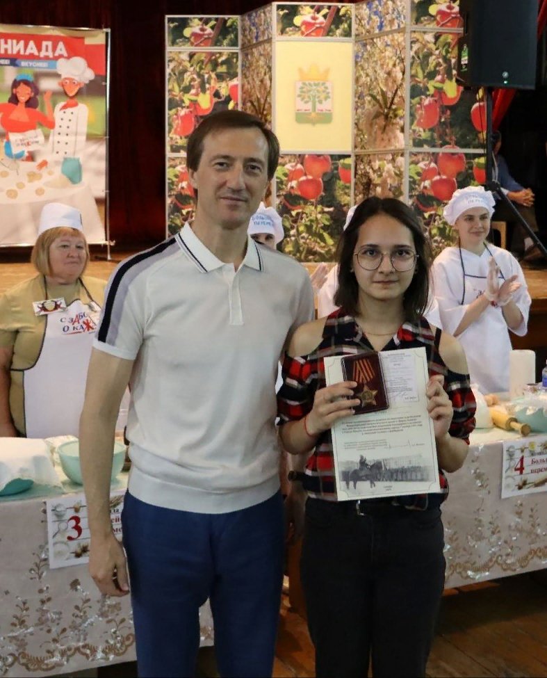 Alakaevkaschool's tweet photo. Ученицы 10 класса ГБОУ СОШ с.Алакаевка Хайруллова Карина и Подставочкина Арина получили помятные знаки "Куйбышев - запасная столица" из рук депутата Самарской Губернской думы Александра Ивановича Живайкина https://t.co/Cu0sjL1Y72