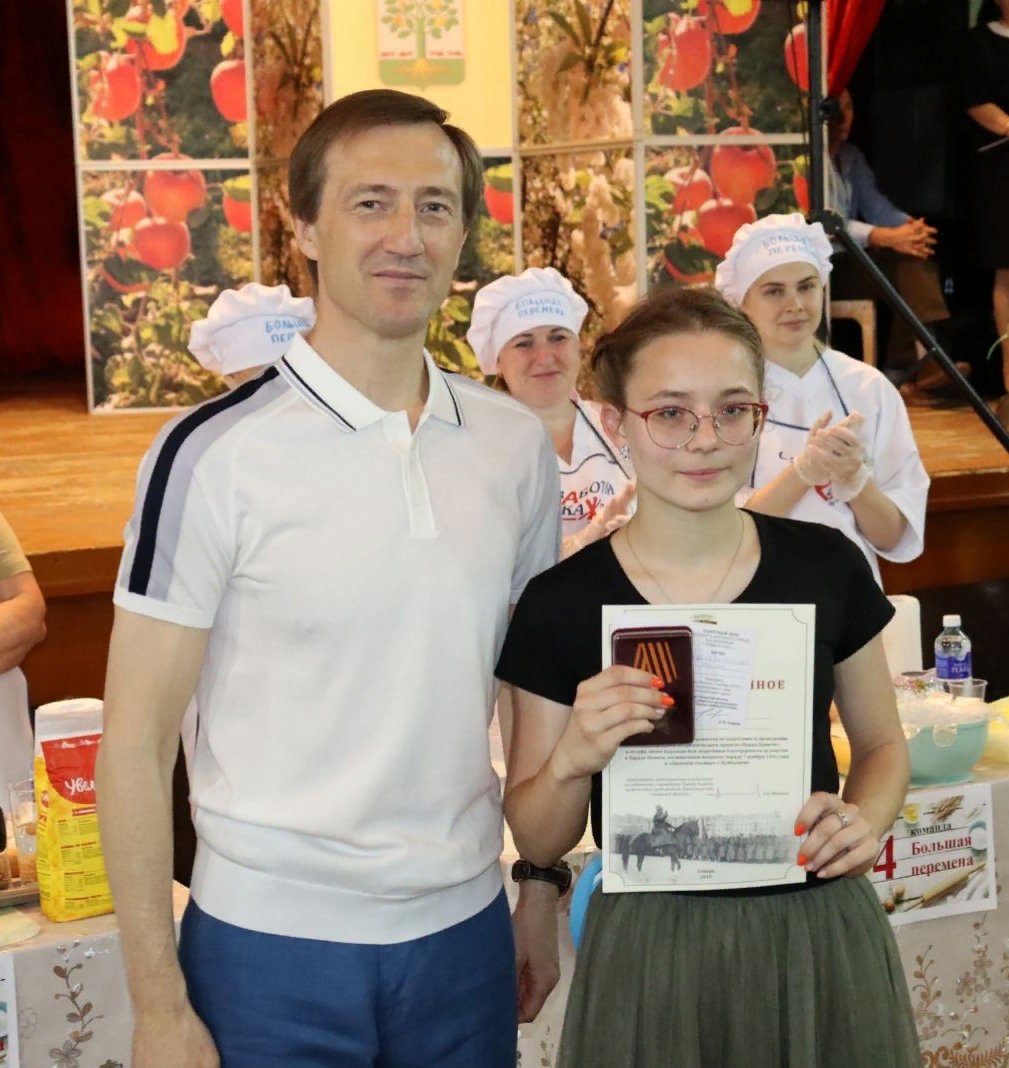 Alakaevkaschool's tweet photo. Ученицы 10 класса ГБОУ СОШ с.Алакаевка Хайруллова Карина и Подставочкина Арина получили помятные знаки "Куйбышев - запасная столица" из рук депутата Самарской Губернской думы Александра Ивановича Живайкина https://t.co/Cu0sjL1Y72
