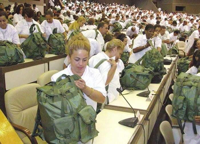 IsabelE65383792's tweet photo. En el #58AniversarioColaboracionMedica merecido homenaje a esos miles de hombres y mujeres que son médicos de #Cuba y del mundo. El prestigio de la salud pública cubana ha estado y sigue siendo resguardado por buenas manos. Gracias infinitas. #CubaPorLaVida 🇨🇺🇨🇺🇨🇺🇨🇺 https://t.co/ngFImAhKCk