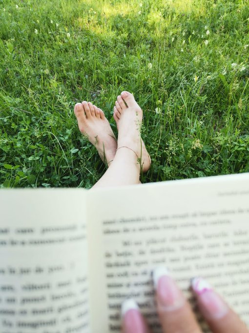 Spend your Sunday in the right way.. massaging and adorning my amazing feet! https://t.co/9Sj7teY4Kl