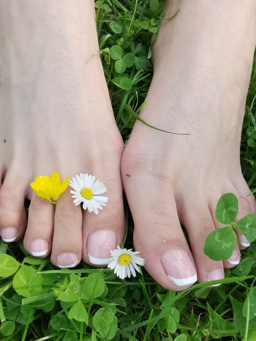 Spend your Sunday in the right way.. massaging and adorning my amazing feet! https://t.co/9Sj7teY4Kl