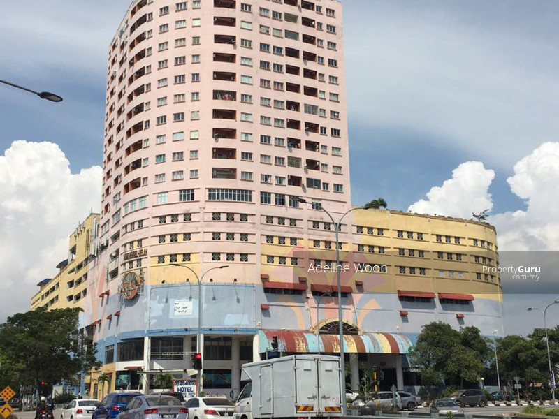pickyhn's tweet photo. Melaka ni banyak sangat mall kosong. Walaupun mall dah dah siap, busienss tetap sendu sebelum kedatangan COVID-19 lagi. Dalam bandar Melaka je ada lebih kurang 10 mall tanpa penyewa.

Berikut mall² kosong dan juga projek gajah putih negeri Melaka.

1. Senyum Super, Melaka Raya https://t.co/Da2nCbHWTa