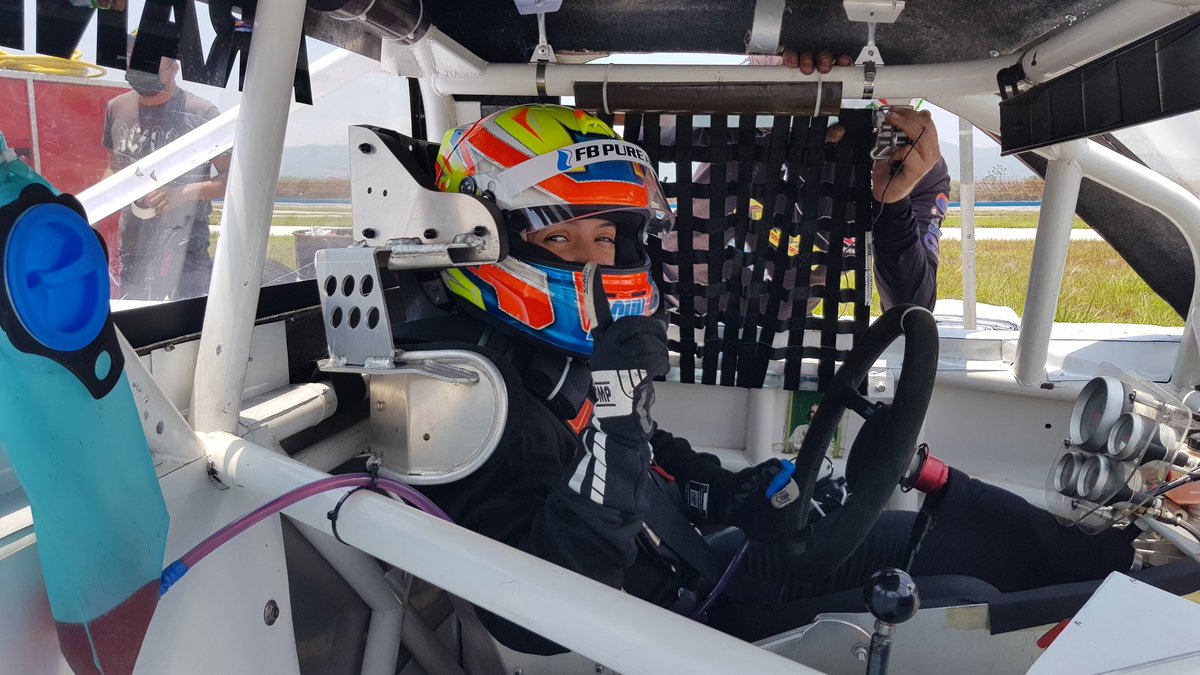 ChicasRacing's tweet photo. ¡Día de carrera! Mucha suerte a @reginasirvent 🇲🇽, Valeria Aranda 🇲🇽 y @ZiharaEsteban 🇪🇸 quienes corren en Tuxtla. 💪🏻 #GirlPower

📸 EPI Press, @NASCARPEAKMX, @TrucksMexico #NASCARTuxtla https://t.co/tNgC9RAzsv