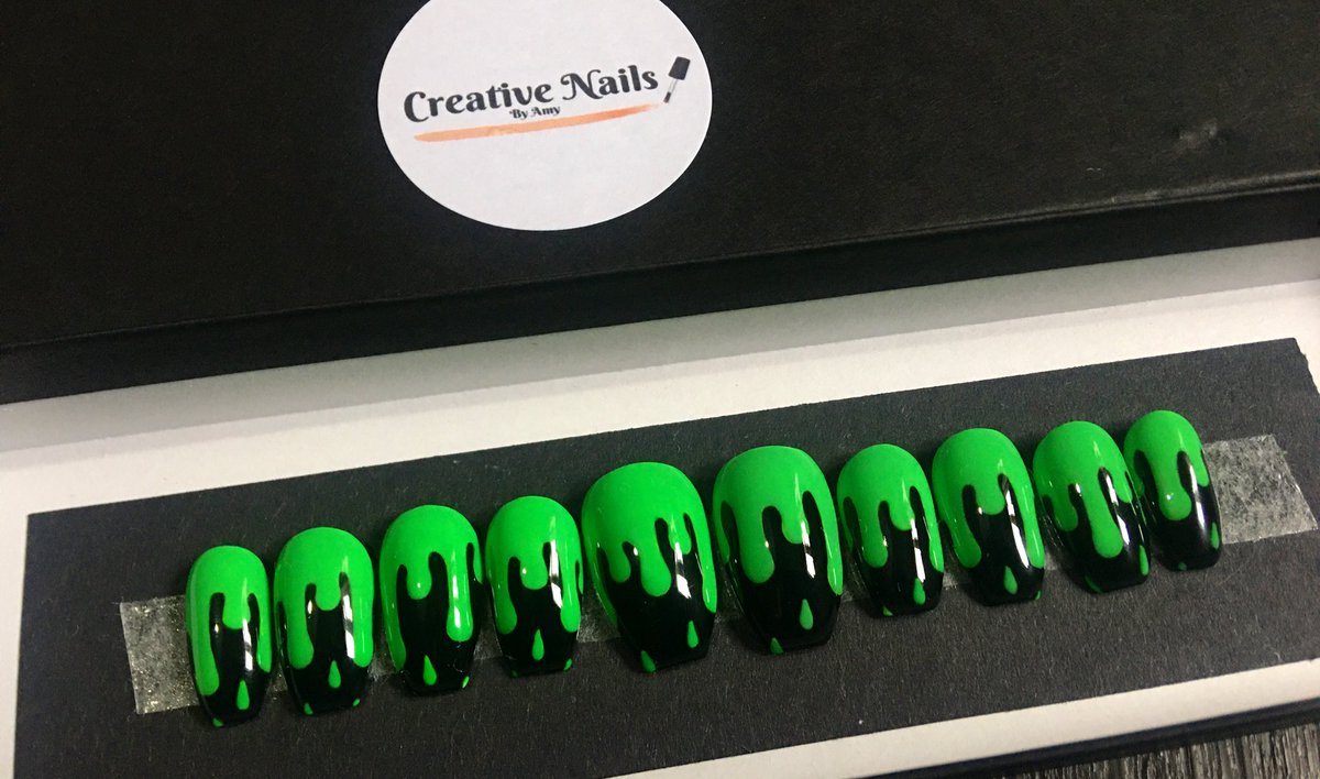 Look at my beautiful custom nails from <a href="/CreativeNailsUK/">Creative Nails</a> 🥺🖤💅