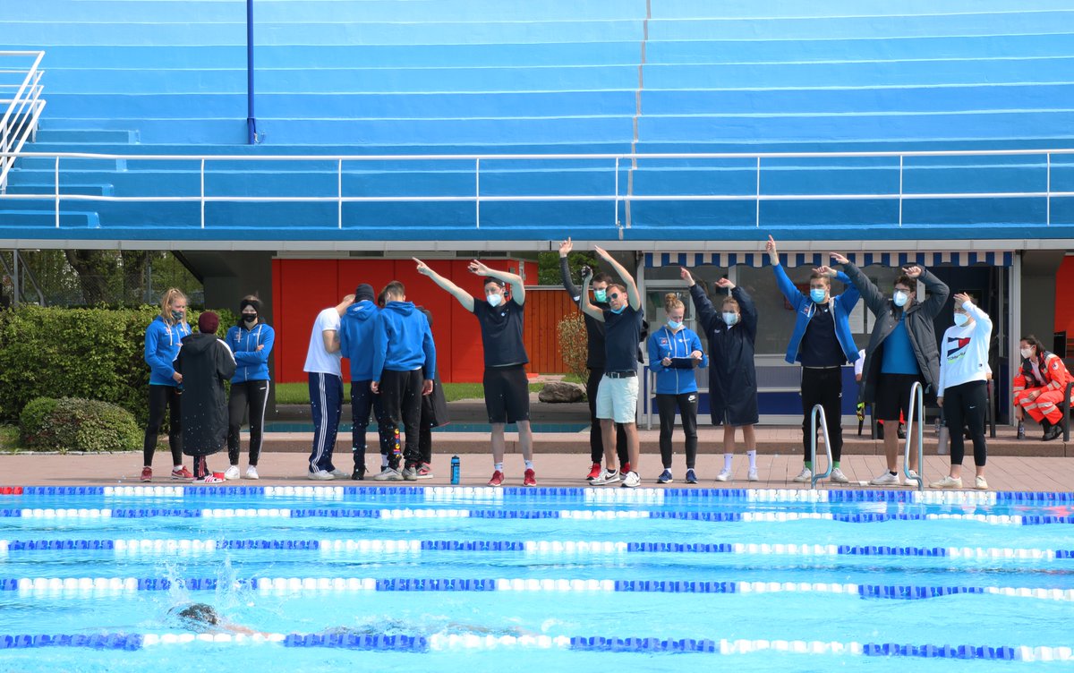 SVWaiblingen's tweet photo. Teamwork makes the dream work!
#wirsindeinteam 💙
#sv #waiblingen #svwaiblingen #readyformore #schwimmen #swimming #water #coach #passion #race #racing #wettkampf #team #teamwork https://t.co/ggc8vnJ0bJ