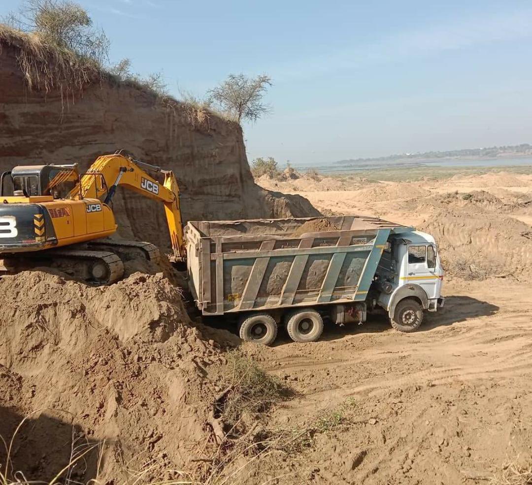 UdayMahurkar's tweet photo. The Samadhi of Peshwa Bajirao , 1 of India’s greatest warriors n leaders in past 1,000 yrs, is in danger. The area around his samadhi at Raverkhedi on Narmada river bank in MP, is being ransacked by sand mafia who have created big craters. Govt save memory of this great man #NGT https://t.co/Do6zznRrp0