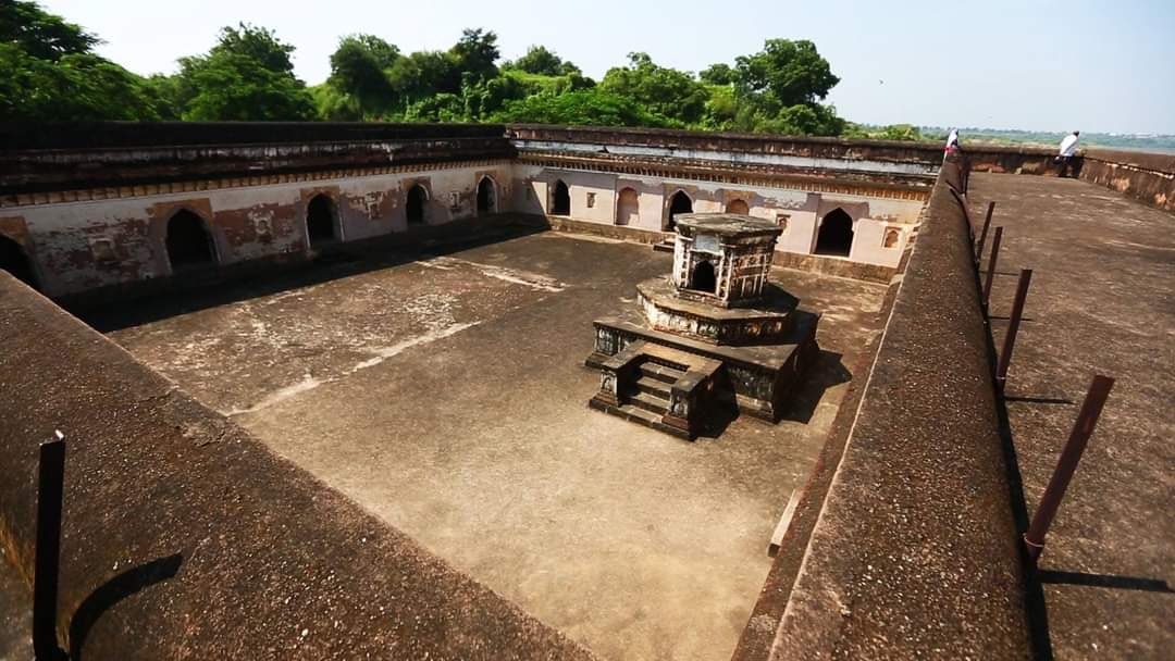 UdayMahurkar's tweet photo. The Samadhi of Peshwa Bajirao , 1 of India’s greatest warriors n leaders in past 1,000 yrs, is in danger. The area around his samadhi at Raverkhedi on Narmada river bank in MP, is being ransacked by sand mafia who have created big craters. Govt save memory of this great man #NGT https://t.co/Do6zznRrp0