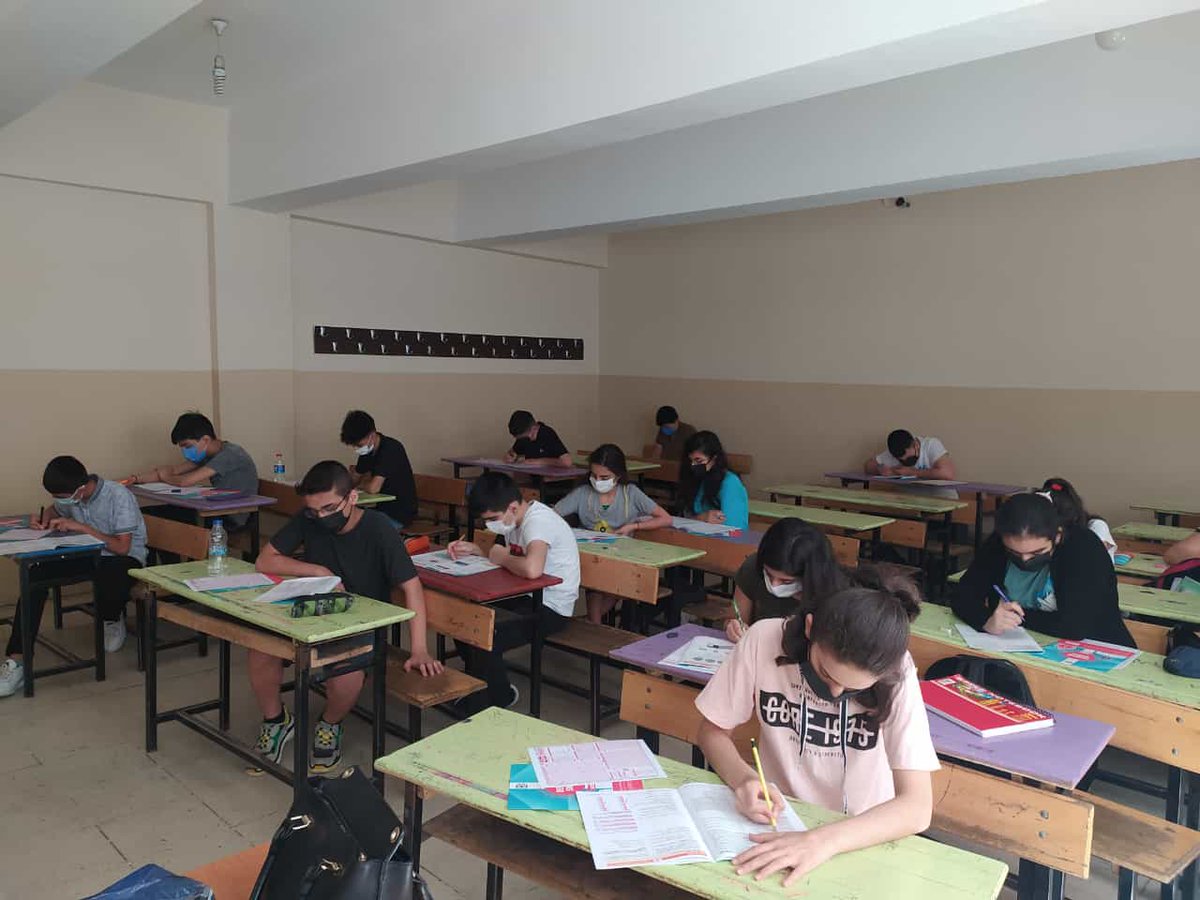 kosuyoluoo's tweet photo. Milli Eğitim Bakanlığımızın uygulamış olduğu DYK kurslarında,kendi öğretmenlerimiz tarafından hazırlanan sorularla 8.sınoflarımıza deneme sınavı yaptık.Tüm öğretmenlerimize sonsuz teşekkürler.@Mehmet_Bulut21 @BaglarMEM21 @tcmeb @munirkaraloglu @belediyebaglar @ziyaselcuk https://t.co/rdKTJVvQR1