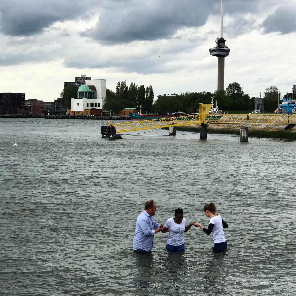 #Rotterdammers #doop je in de #Maas #Pinksteren #openup Wat een voorrecht en een vreugde <a href="/CrossroadsRdam/">CrossroadsRotterdam</a>