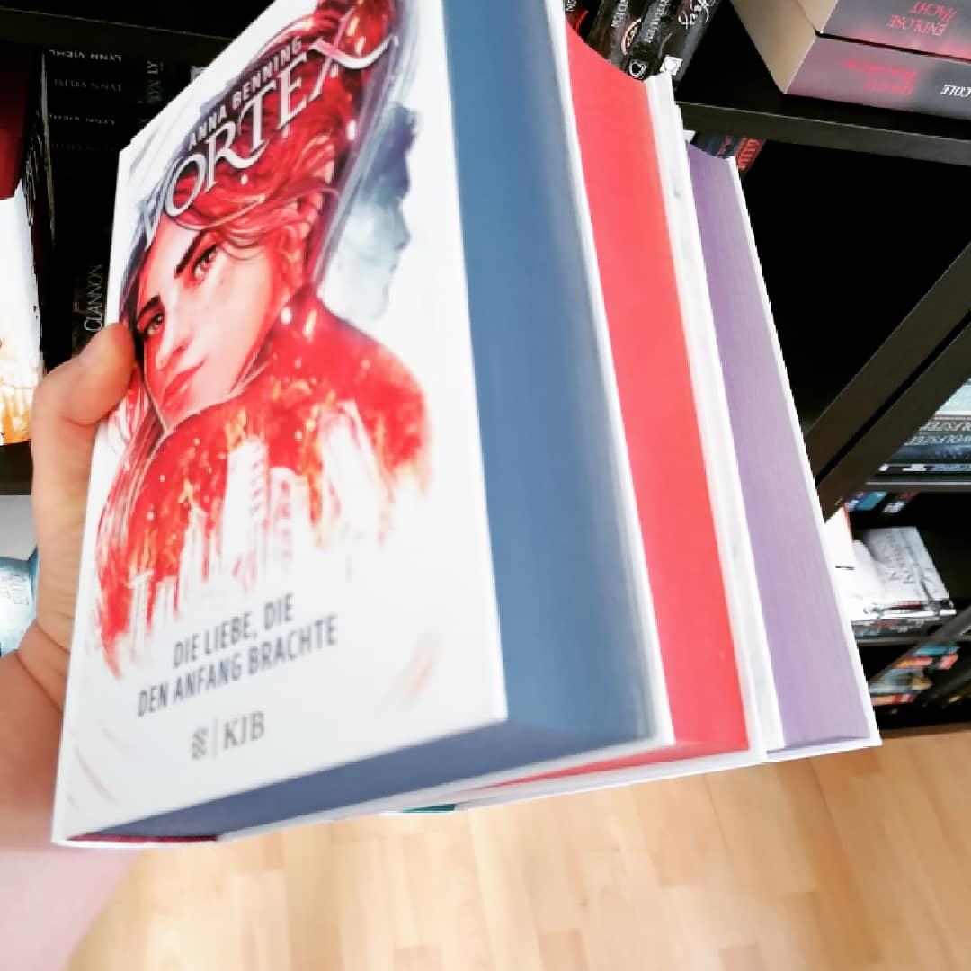 Mein neues Currently Reading. Sehen die 3 nicht toll zusammen aus? Ich mag farbige Buchschnitte sehr 😍

#currentlyreading #vortexdieliebediedenanfangbrachte #vortex #annabenning #fischerverlag #fischerjugendbuch #neuerscheinung #farbigerbuchschnitt