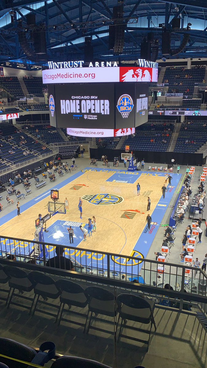 kathattack3's tweet photo. @chicagosky can you put the score on the Jumbotron??? All of us here can’t see any type of score... https://t.co/0VcUYKFp3q