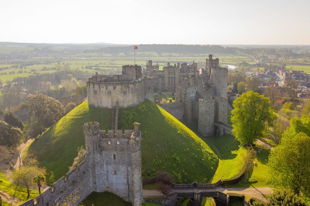 Police are seeking thieves who broke into #Arundel Castle and stole gold and silver items worth in excess of £1million.
10.30pm on Friday, staff were alerted of a break in after a burglar alarm had sounded. Police were on the scene within minutes More ➡️ sussex.police.uk/news/sussex/ne…