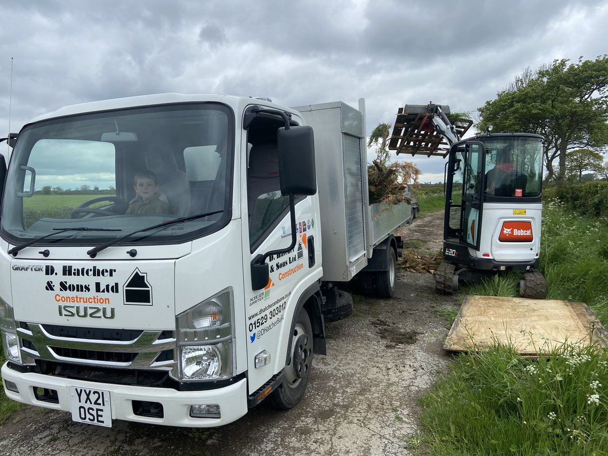DHatcherBuild's tweet photo. More cleaning up after illegal fly tippers! Working with our Local council @NorthKestevenDC to tidy up.... Good job we have @IsuzuTruckUK and @AMSBobcat to make the work easier ... please dispose of your household &amp; garden waste responsibly! #Lincolnshire https://t.co/Iqu63X5YSn