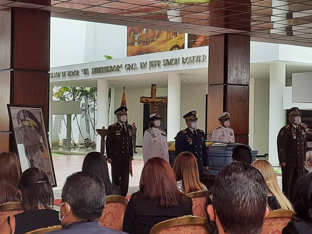 VirguezErika's tweet photo. Junto al GJ @vladimirpadrino, rendimos honores al GJ Jorge Luis García Carneiro, en la Casa de los Sueños Azules, donde este gran oficial y hombre incansable se formó para defender a la Patria https://t.co/ZKIol8AZF7