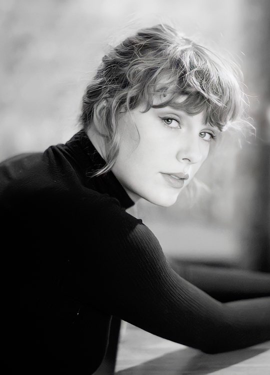PopBase's tweet photo. Taylor Swift wins the Billboard Music Awards for Top Female Artist &amp; Top Billboard 200 Artist, extending her reign as the most awarded female artist in #BBMAs history. https://t.co/XZG5Tb4hU2