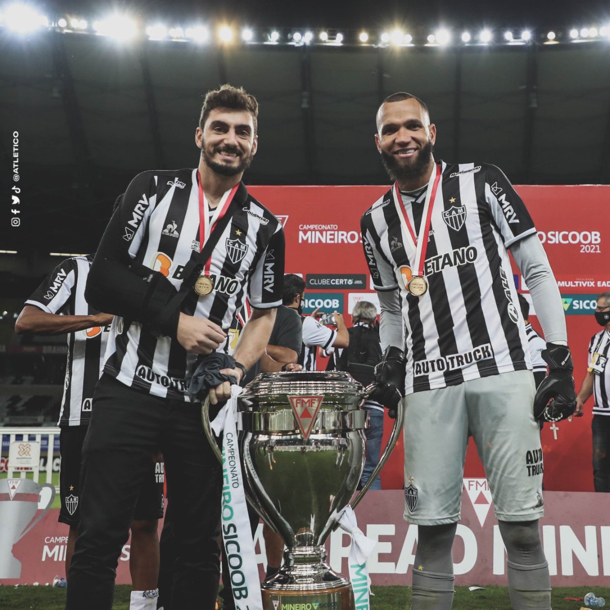 🧤🐔 A alegria de dois CAMpeões que vestem essa camisa com muito amor!