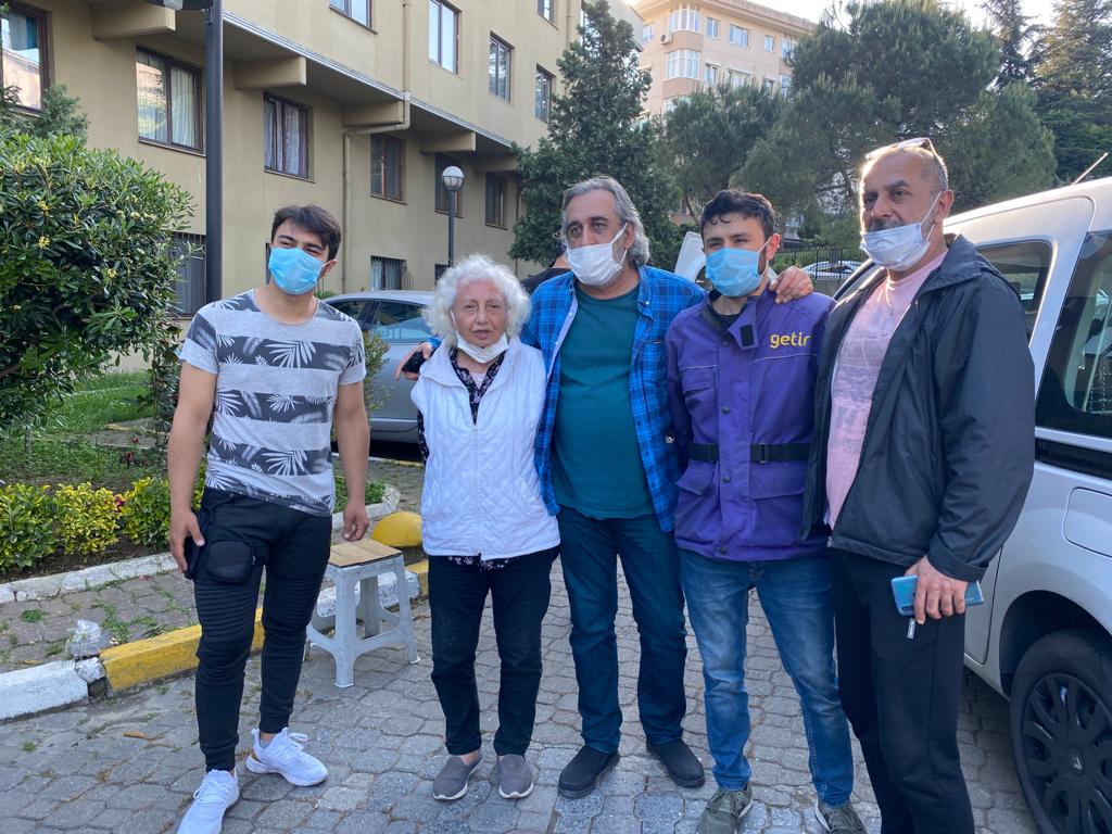 erenkaracorlu's tweet photo. Ayrıca annemizi bulup bizi haberdar eden @getir in canavar kuryeleri Muhammed Çiçek ve Mehmet Ali Çuhacı'ya ayrıca minnettarım. Herkese çok teşekkürler. https://t.co/UlOfsr7bid