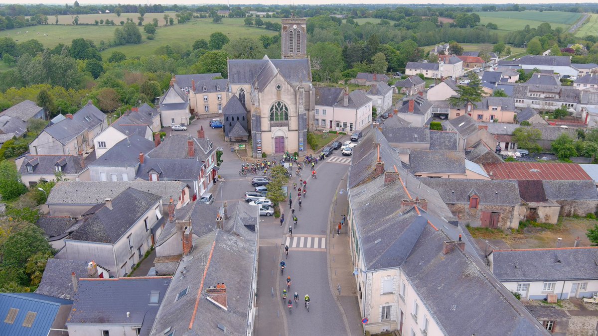 golf2foxdrones's tweet photo. Au côté des collégiens de St Joseph @cosse_le_vivien au départ de @MERAL_France pour prises de vues aériennes  4ème étapes @boucles53 👏👏 aux bénévoles, participants. @RichardCHAMARET @DavidJulien53 @ArCourteille @lamayenne @FlorenceHoudin https://t.co/vHco3MzD3r