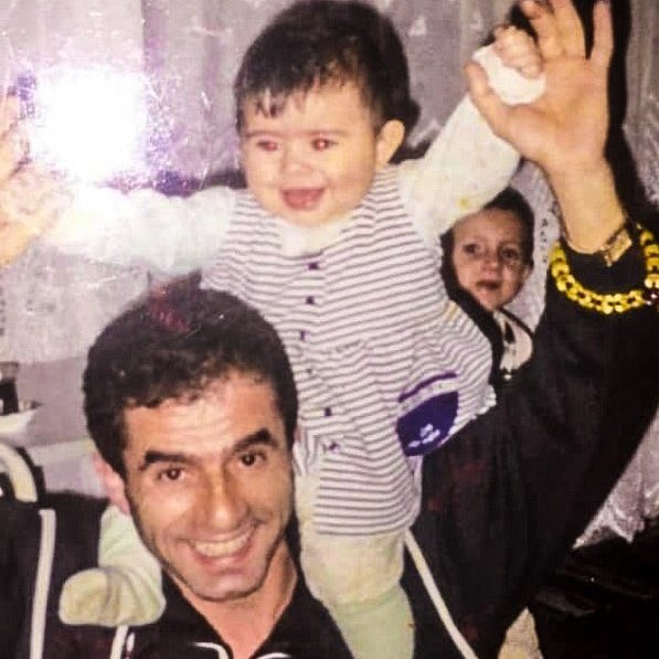 ayfcofficial's tweet photo. ayşe tenis dersinden döndükten sonra yeğenlerine derslerini yaptırıyor sonra da mahalledeki çocuklar aylaklık yapıp ailelerine yük olmasın diye onların da derslerini yaptırıp tenis dersi veriyormuş mahalledeki tüm çocuklar bu yüzden ayşeye teyze diyormuş

MutluYıllar AyşeYüksel https://t.co/ceS1SUrAHm
