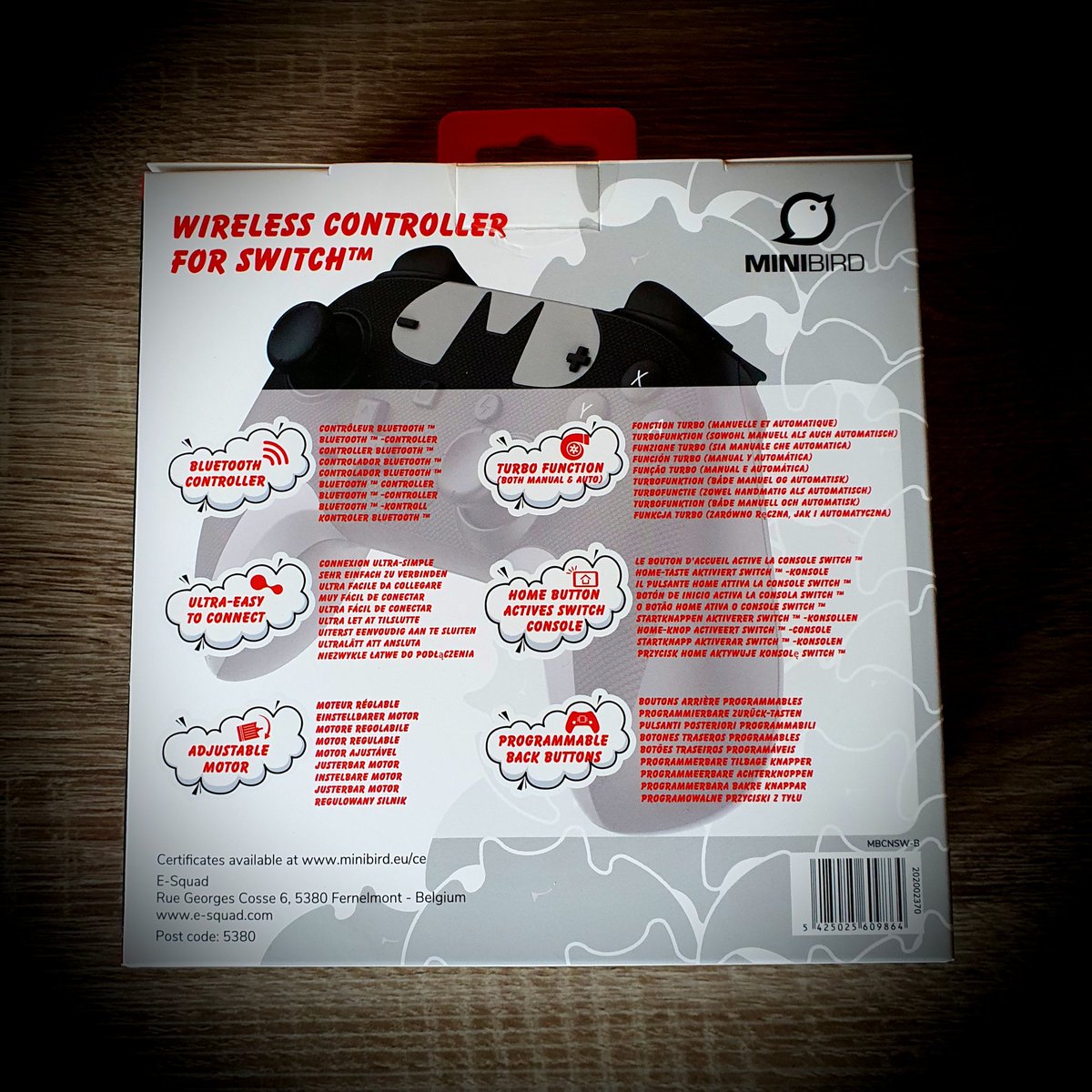 Neo_NGamz's tweet photo. Arrivage #jeuxvideo du jour à la rédac https://t.co/otdN90cEI7 avec la manette sans fil #nintendoswitch de #minibird ! Au fait, vous ne le saviez peut-être pas mais... "Je suis #batman !" https://t.co/zvrGXVOrrd