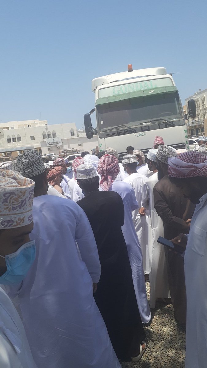 وقفة #صحار تحتاج إلى معالجة حقيقية لأصل المشكلة ، وهي واضحة في رأيي الشخصي ، وهي تسريع الإحلال مع وضع ضوابط للإنتاج ، فمن غير المعقول أن يظل أبن البلد بلا عمل ، ويتربع الوافد على عرش الوظائف بأنواعها ، وينافس العماني في كل مجالات الإنتاج وامتلاك المؤسسات !! 
ليس هكذا تُدار الأمور